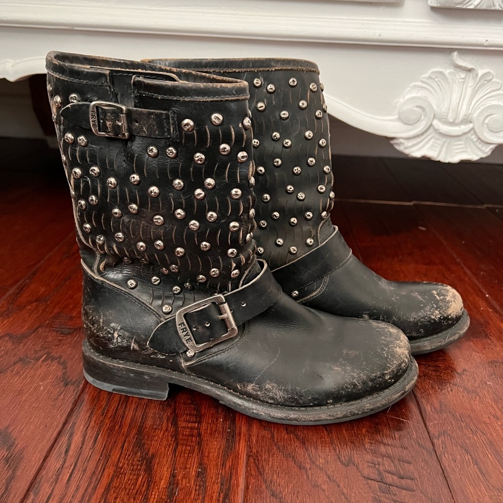 Super cute Frye Jenna Disc short black leather boots.